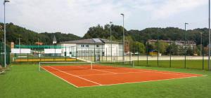 tenis igrišče in cage ball